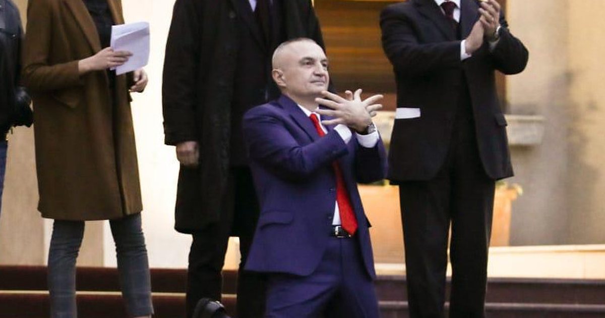 Meta paraqitet në GJKKO  bën shqiponjën përpara simpatizantëve  Shqipëria e shqiptarëve