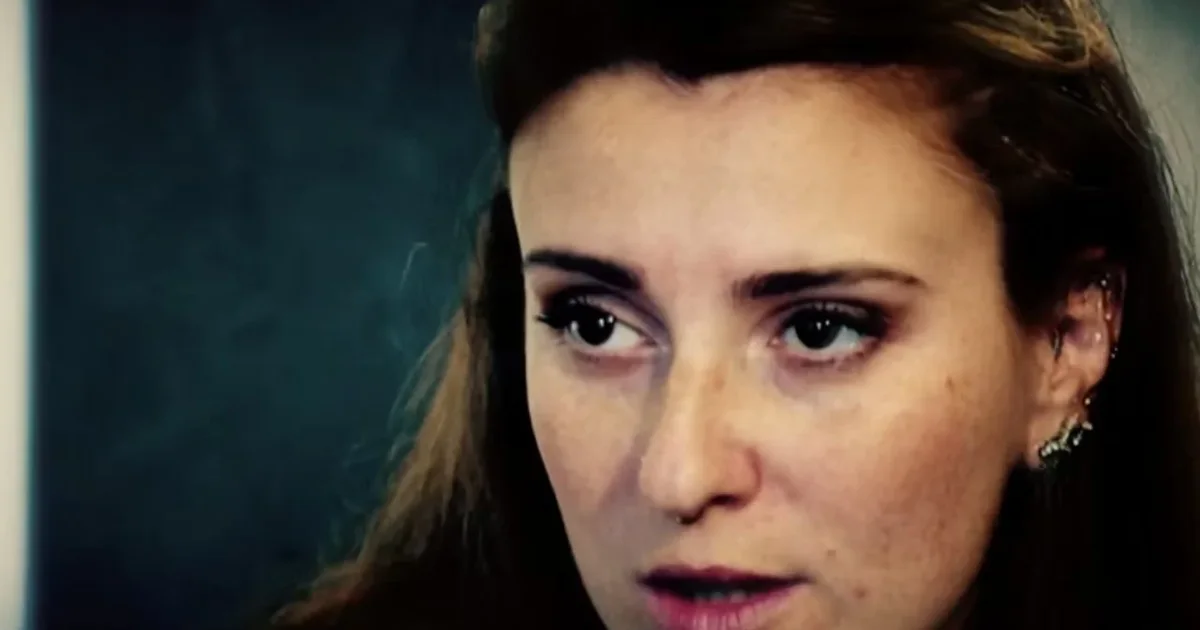  Nëna më detyroi të prostituoja qëkur isha e mitur   Rrëfimi tronditës i 29 vjeçares  Më njohu me një burrë  doja t i jepja fund jetës