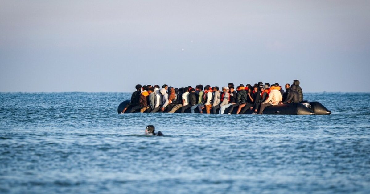 Mjeti lundrues pësoi defekt  autoritetet franceze shpëtojnë mbi 100 emigrantë  po tentonin të kalonin në La Mansh