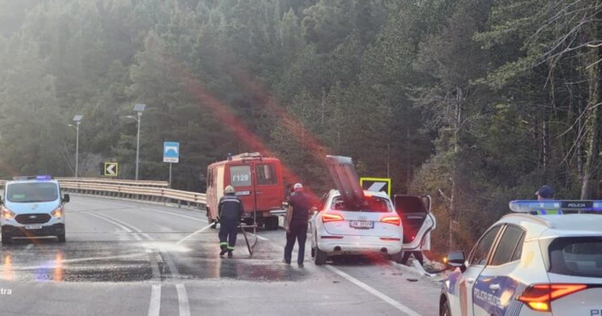 Aksident i rëndë në hyrje të tunelit të Llogarasë  mjeti përplaset tejpërtej me barrierat metalike  Plagoset 22 vjeçari