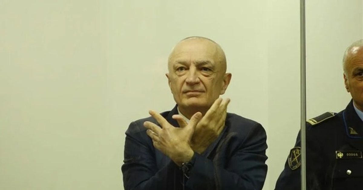 Pamja e tij në gjyq i habiti të gjithë  gazetari që e vizitoi në qeli  Meta merr ushqim një herë në 7 ditë