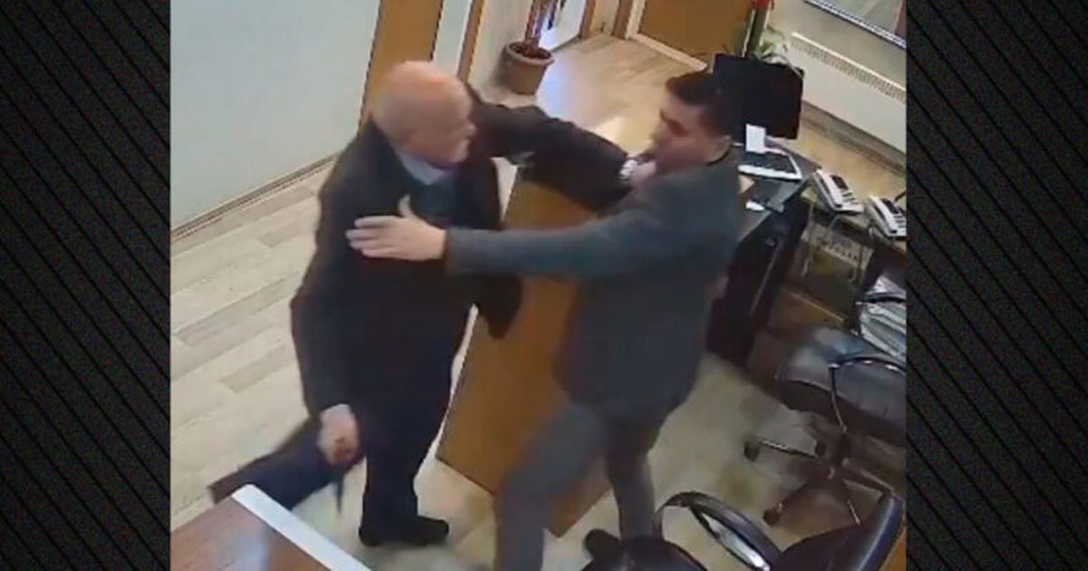 Momente paniku  I moshuari futet me thikë në ndërtesën qeveritare dhe sulmon punonjësin  VIDEO 