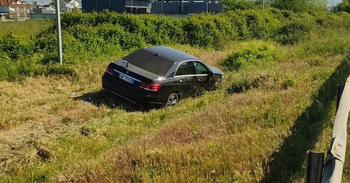 Aksident në Fushë Krujë Durrës  dy makina përfundojnë në kanal pas parakalimit të rrezikshëm