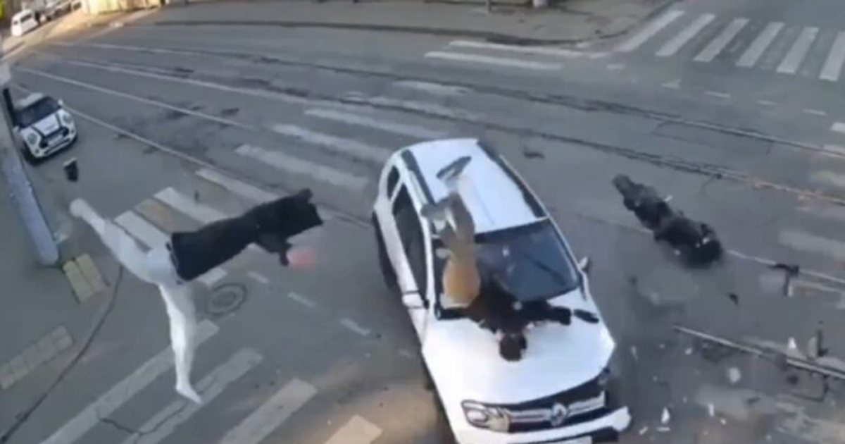 Aksident i frikshëm në Rusi  Motoçikleta përplaset me makinën  momenti fatal për 23 vjeçarin  VIDEO 