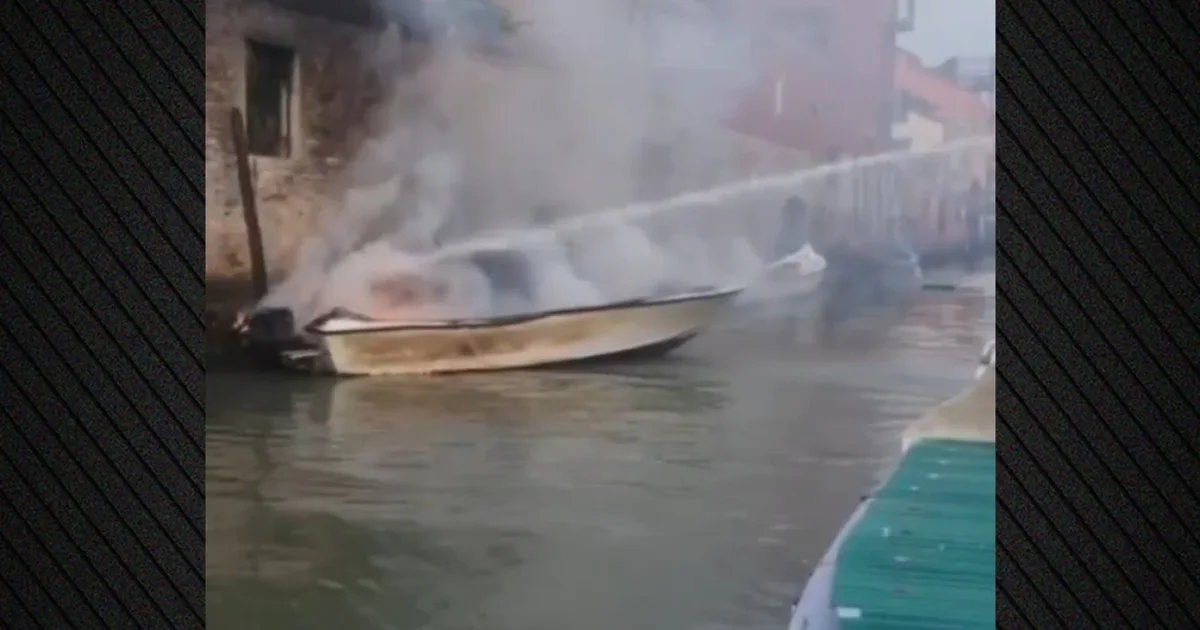 Video  Përfshihen nga zjarri dy varka në Venecia  plagoset pronari