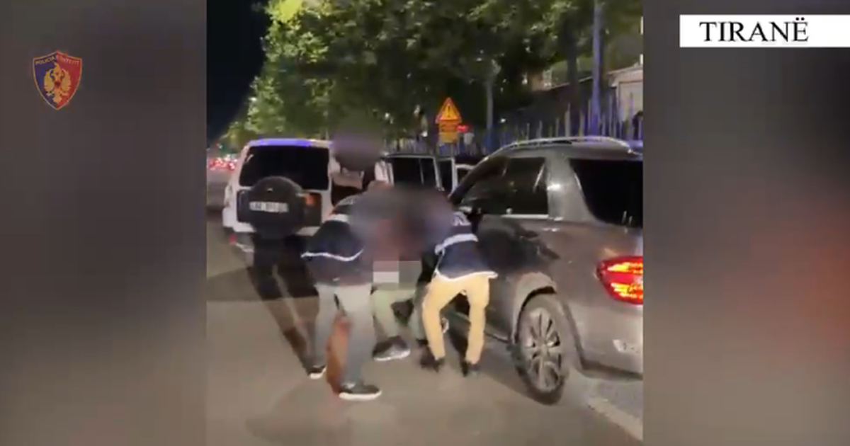 I presin rrugën dhe zbresin me vrap nga makina  policia e Tiranës arreston 39 vjeçarin e armatosur  VIDEO 