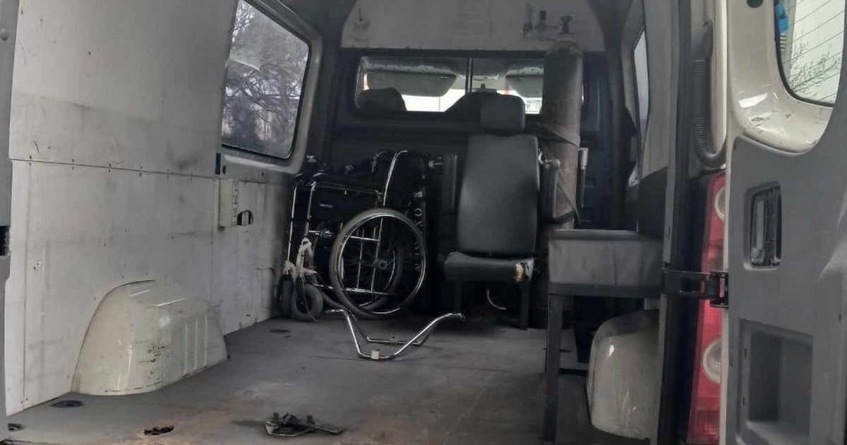 Mjekësia shqiptare në mjerim 2026  foto e ambulancës së pacientëve në QSUT