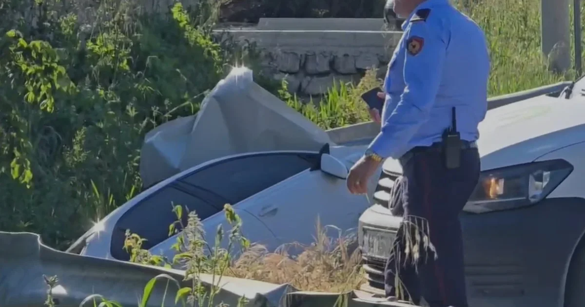 Aksident në Fier  makina përplas për vdekje 65 vjeçarin që lëvizte me biçikletë dhe përfundon në kanal