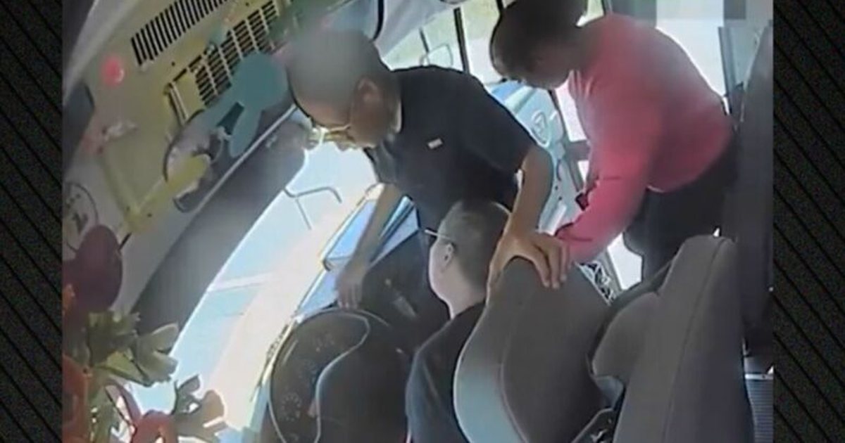 Shmanget tragjedia  Nxënësit ndalojnë autobusin e shkollës pasi shoferes i bie të fikët në timon  VIDEO 