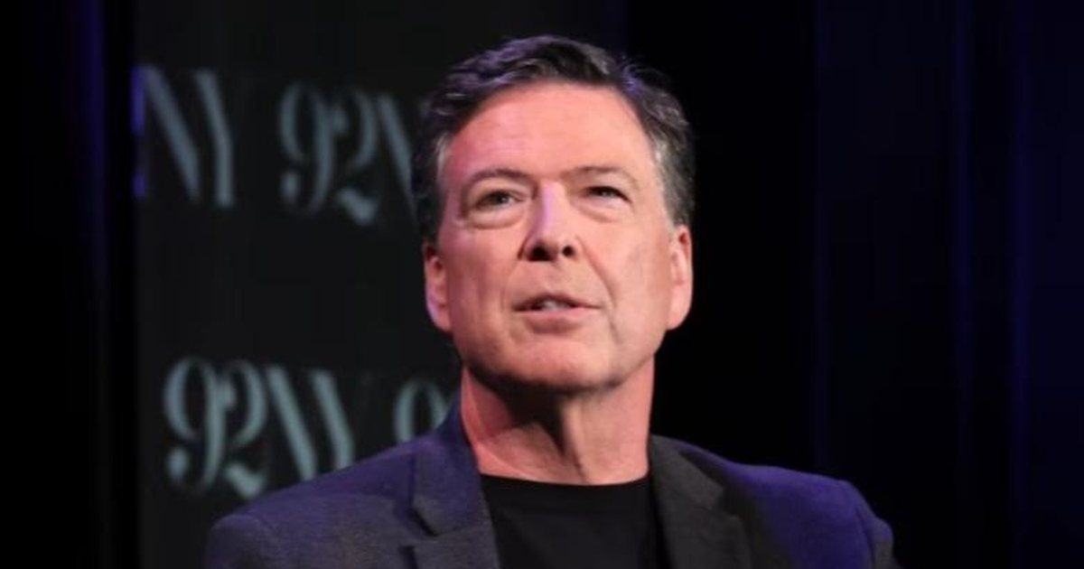 Akuzohet se kërcënoi presidentin Trump  ish shefi i FBI së James Comey iu dorëzohet autoriteteve dhe del para gjykatës