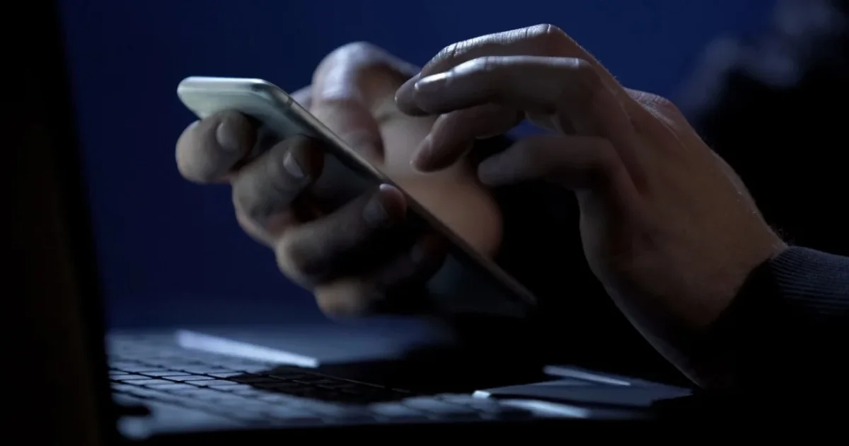 U paraqitën si agjentë burse dhe e bindën të investonte  si u mashtrua 63 vjeçari dhe humbi 197 mijë euro