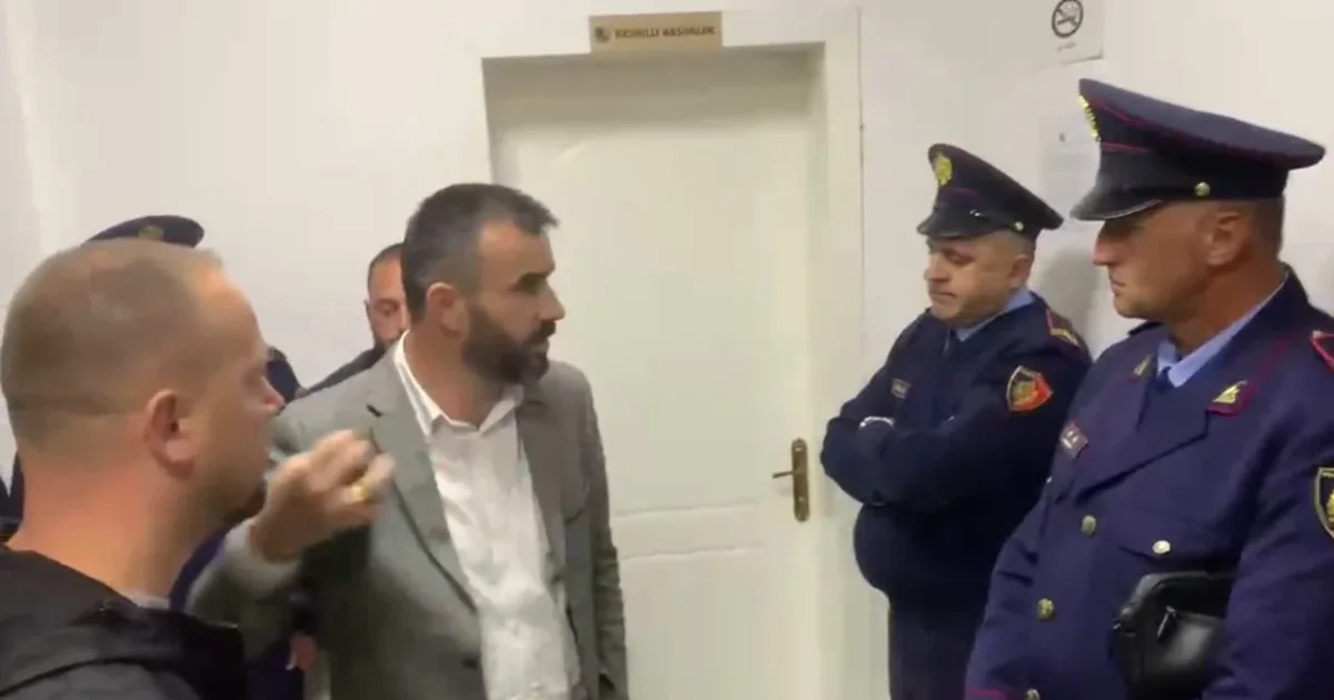 Panelet fotovolatike  ndërpritet mbledhja e Këshillit Bashkiak në Bulqizë  efektivët pengojnë hyrjen e banorëve në sallë