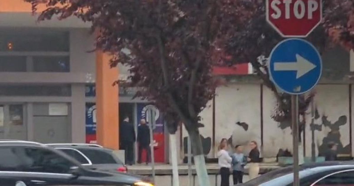 Kriza në degën e PD në Fier  Noka e Bardhi mbajnë takim me dyer të mbyllura