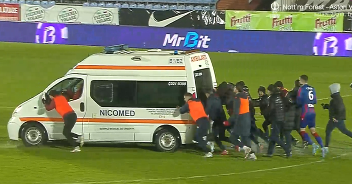 VIDEO  Kaos në Rumani  lojtarët shtyjnë ambulancën në mes të ndeshjes