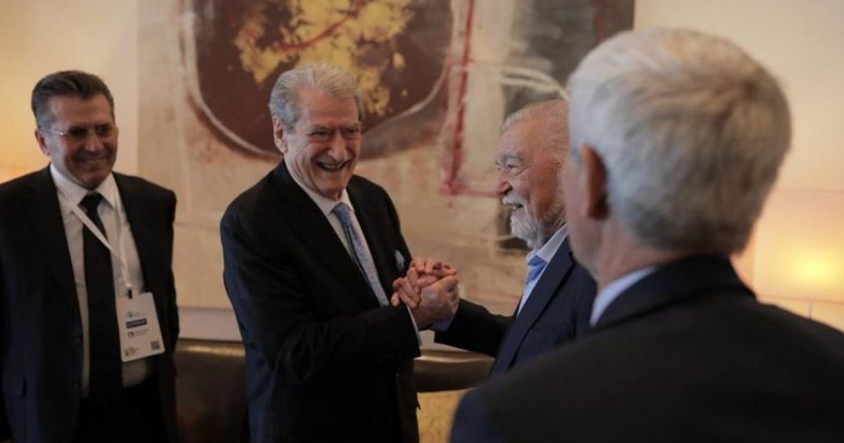 Sali Berisha takim me ish Presidentin kroat  Mesic  Të ndiqet çdo rrugë demokratike për t u përballur me sfidat
