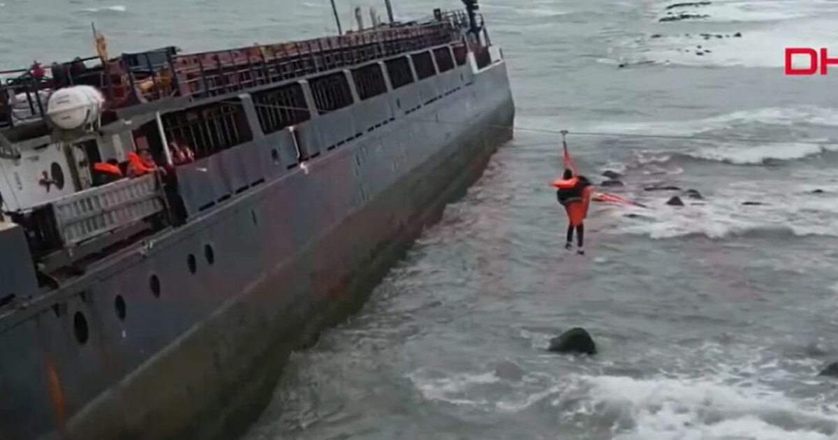 Stuhia mbyt anijen e mallrave në Turqi  momentet nga operacioni i shpëtimit të ekuipazhit bëhen virale  video 