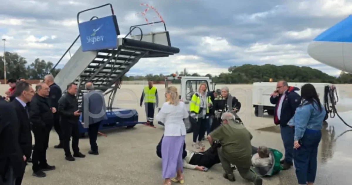 Incident në një aeroport në Greqi  Momenti kur shemben shkallët e avionit  disa të lënduar  VIDEO 