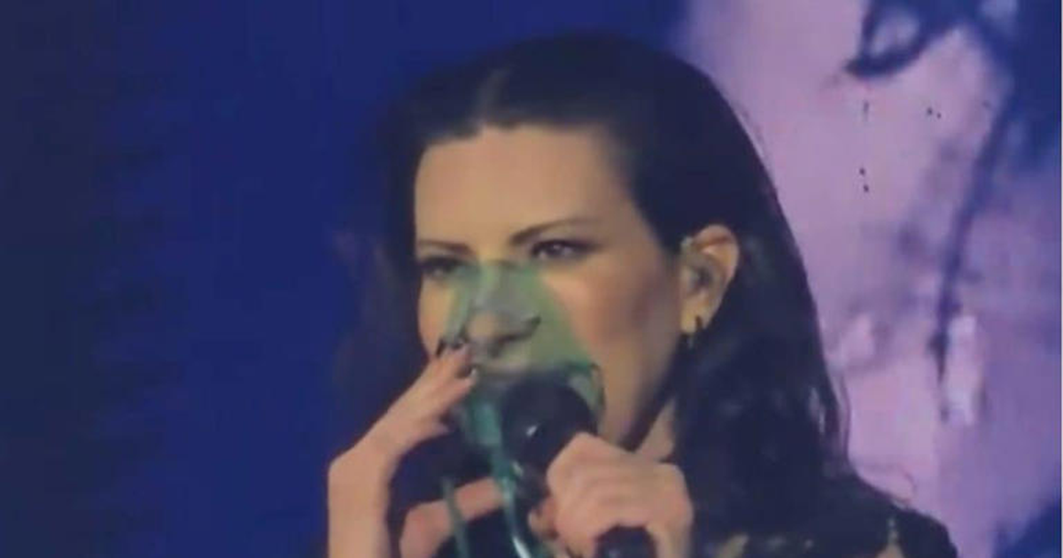 Laura Pausini ndërpret koncertin e saj në Ekuador  pastaj kërkon oksigjen në skenë   A mund të flas me këtë maskë  