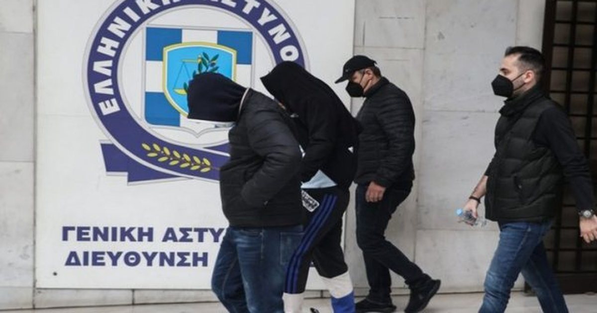 Shqiptari i akuzuar për vrasjen e një polici grek  prangoset si anëtar i një grupi droge