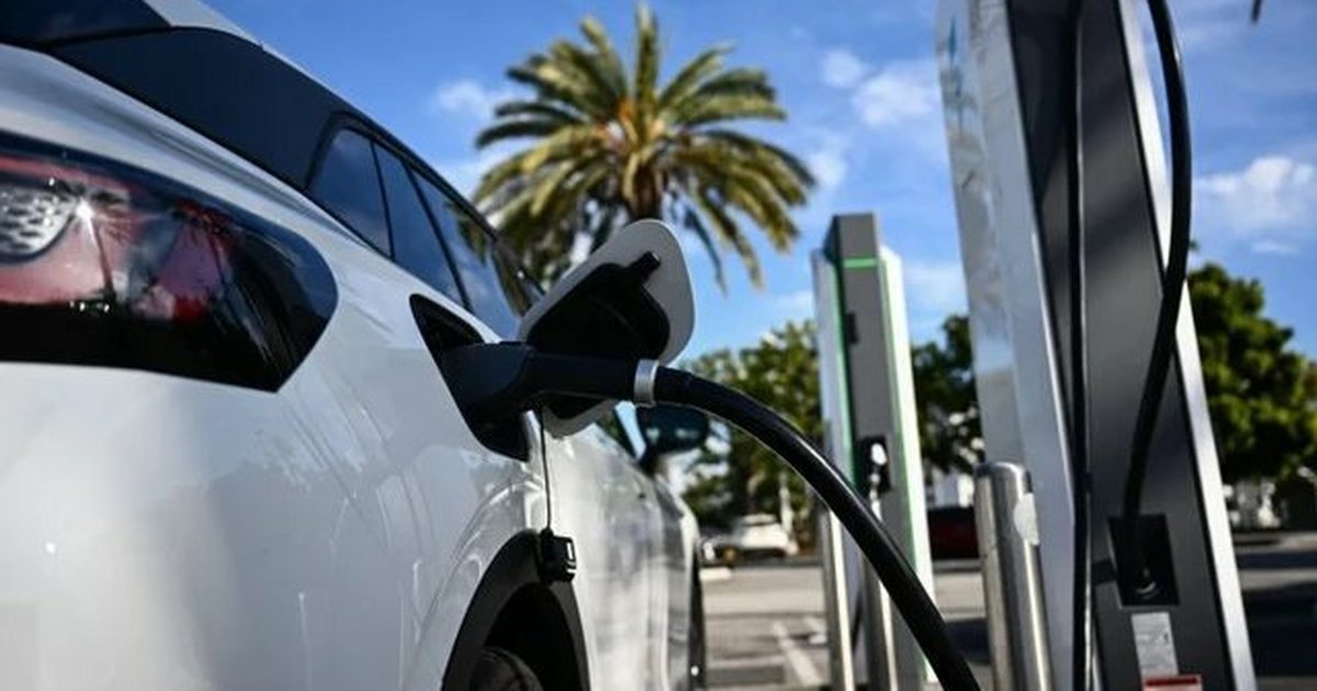 Kriza e naftës trondit botën  Kina sfidon Perëndimin  Makinat elektrike drejt dominimit global të tregut