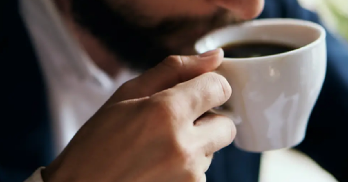 Kafe me stomakun bosh  Ja çfarë i ndodh trupit tuaj gjatë gjithë ditës