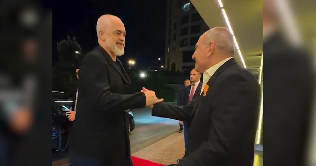 I ftuar në Samitin e Komunitetit Politik Europian  dalin pamjet e Ramës në Armeni  pritet nga kryeministri Pashinyan