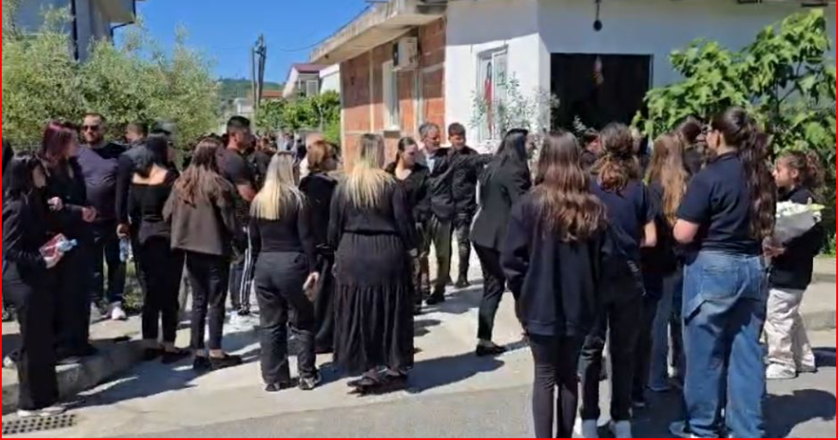 Dhimbje dhe lot në Durrës  Homazhe për dy të miturit që u përplasën për vdekje teksa ishin duke luajtur
