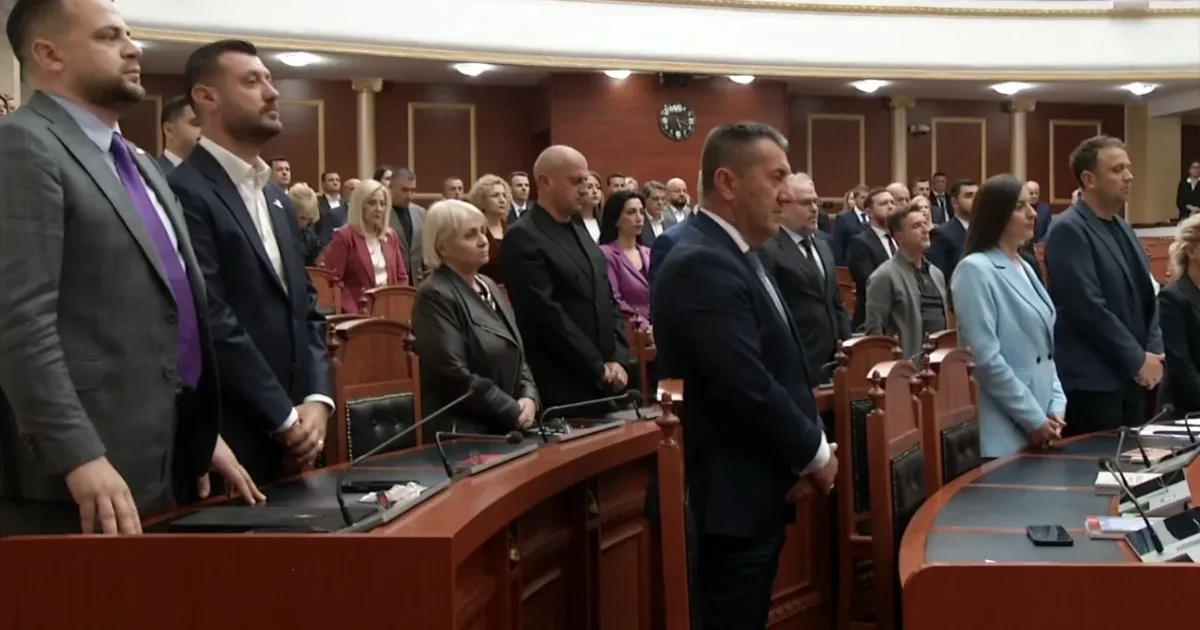Seanca plenare nis me një minutë heshtje për dy të miturit në Durrës  deputetët shpërthejnë në lot
