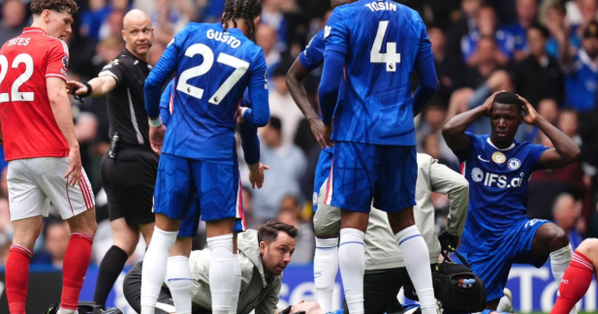 Incident në Premeir League  futbollisti i Çelsit bie pa ndjenja  largohet me barrelë nga fusha