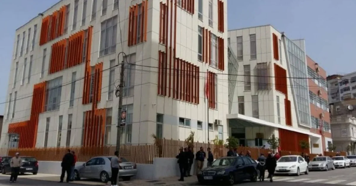 Shpërndanin drogë në Elbasan  gjykata lë në burg 10 të arrestuarit
