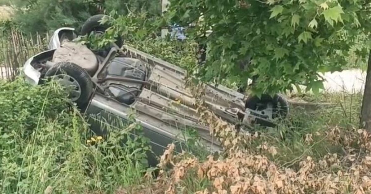 Përplasen dy automjete në autostradën Lushnje Fier  njëra përfundon në kanal  Plagoset drejtuesi