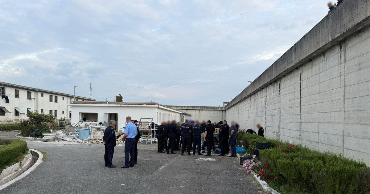 FOTO  Aksion blic në burgun e Fushë Krujës  sekuestrohen telefona dhe sende të ndaluara