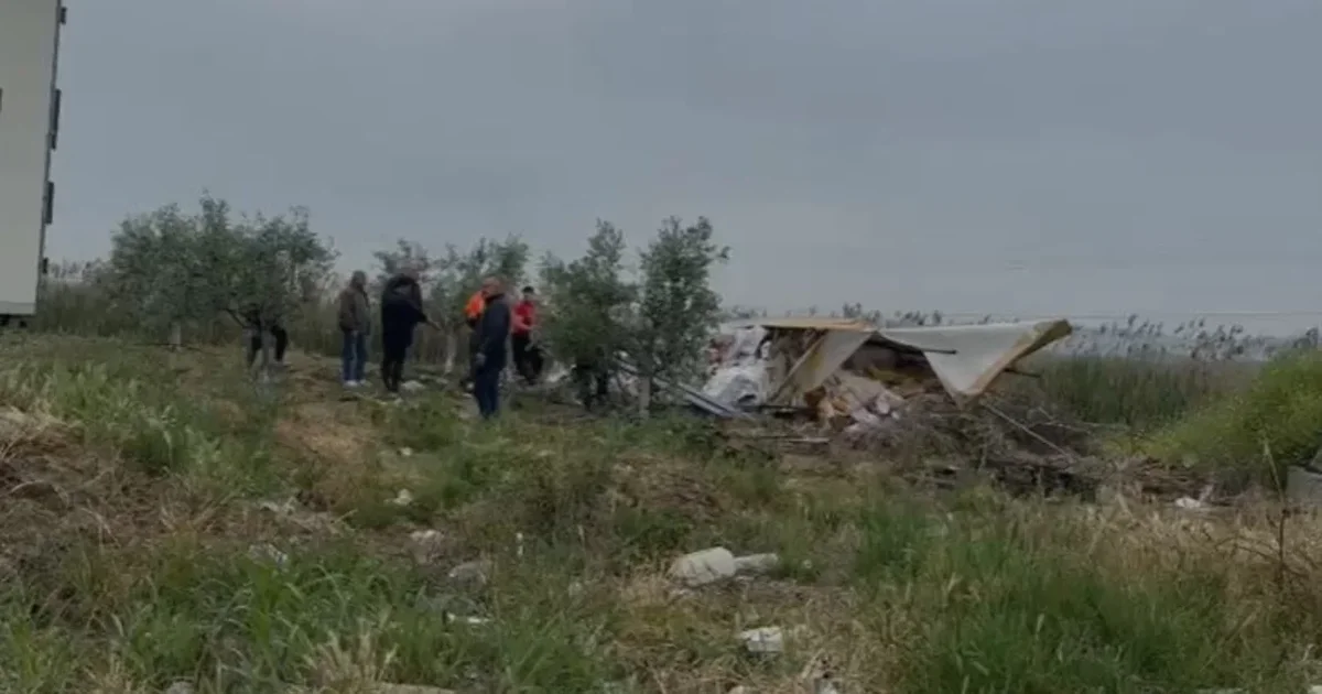 Aksident në orët e para të mëngjesit në Lushnje  Përmbyset kamioni  shoferi   
