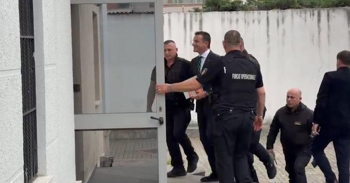 Padia kundër Dados  momenti kur Veliaj mbërrin në Gjykatën Administrative