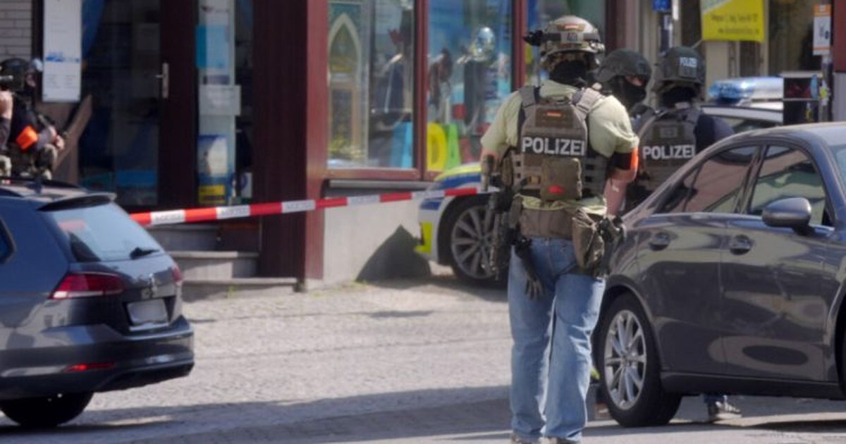 Aksion i madh policor në Gjermani  disa persona sulmojnë një makinë që transportonte para  marrin peng punonjësit e bankës