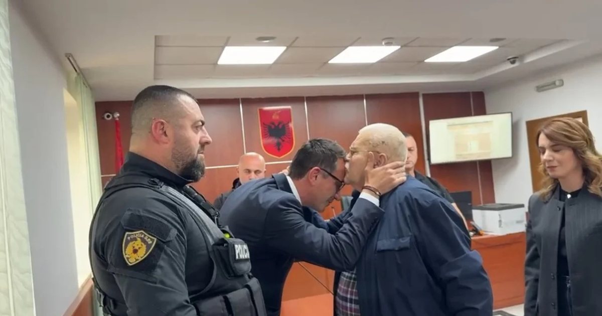 Shkoi për të ndjekur gjyqin  aktori Robert Ndrenika puth në ballë Erion Veliajn  Ç të mbeti  vij e bëj unë   