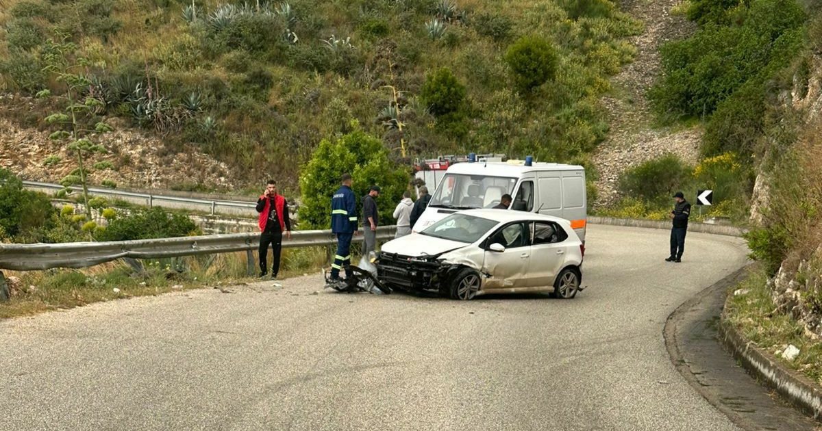 Aksident në Himarë  makina përplaset me bordurën  plagosen dy vajza
