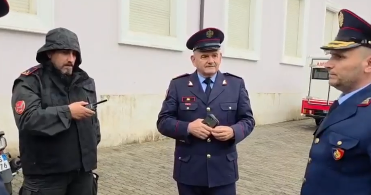 Protesta e PD  Skënder Hita mbërrin te kryeministria  jep udhëzimet për uniformat blu