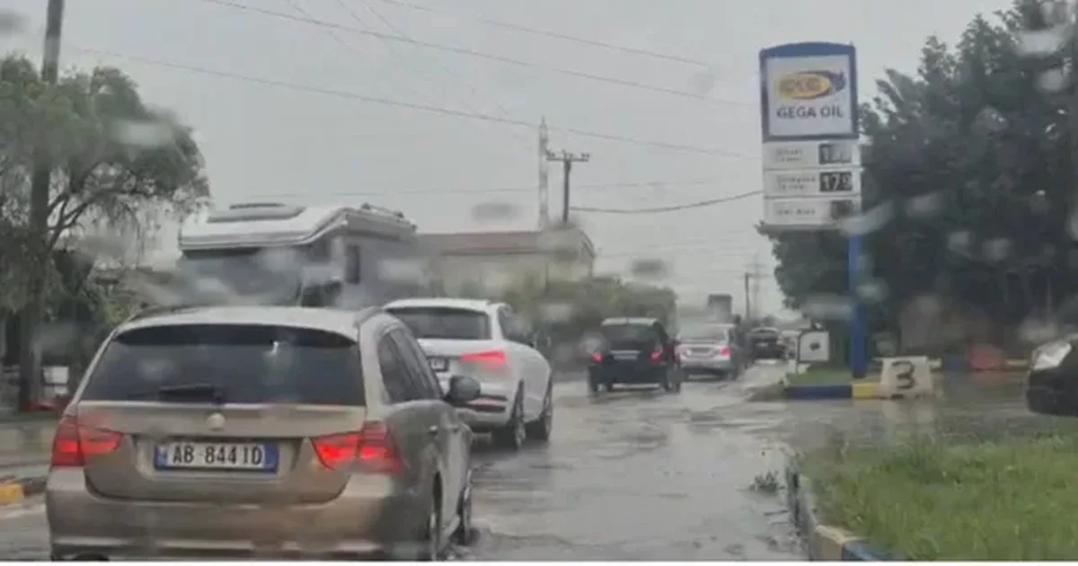 Trafik i rënduar në Elbasan  reshjet e shiut  paralizojnë  qarkullimin