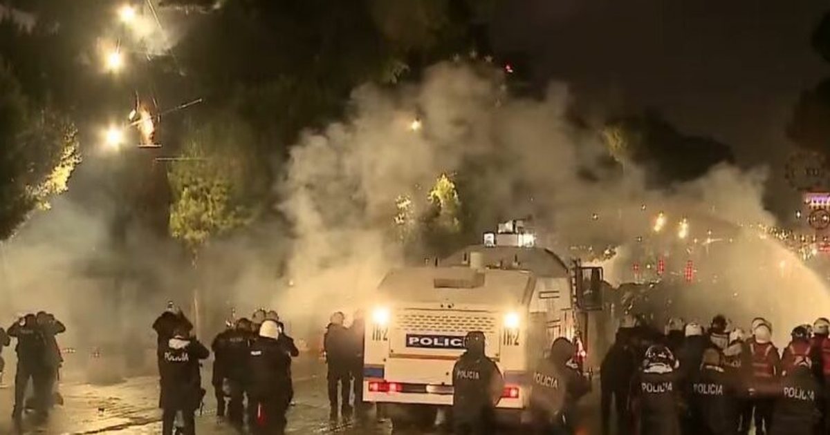 Tensione në protestën e PD së  Hidhen molotovë pranë Ministrisë së Brendshme  policia shpërndan ujë dhe gaz lotsjellës