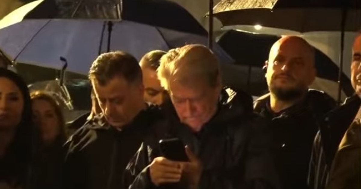 Berisha nuk i ndahet celularit gjatë protestës  përpiqet të lexojë mesazhin