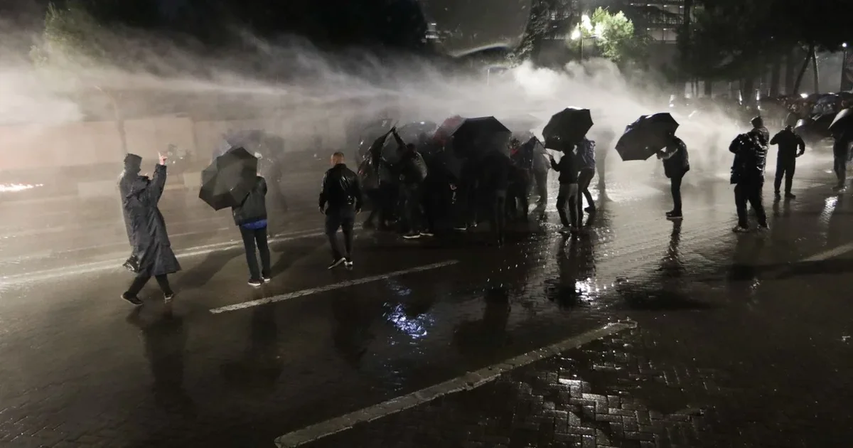 Molotovë nga protestuesit e PD së  policia kundërpërgjigjet me ujë  preket edhe Berisha
