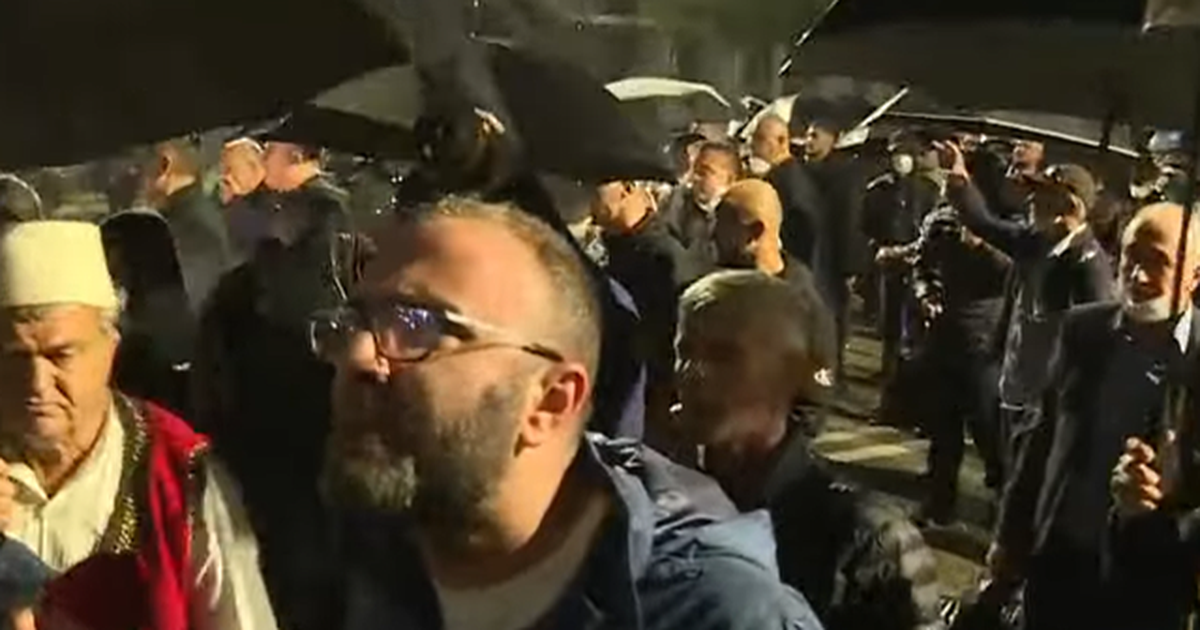  Çfarë keni  pse hidhni ujë   Gazment Bardhi përplaset me efektivët e policisë