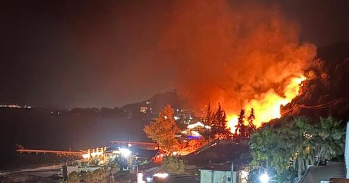 Zjarr masiv në Radhimë  rrezikohen 3 hotele  Zjarrfikëset në vendngjarje