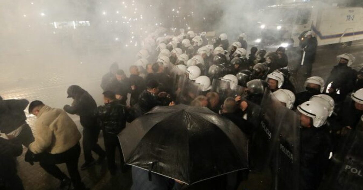 Incidentet në Bulevard  Policia shoqëron tre protestues  3 efektivë të plagosur dërgohen te Trauma