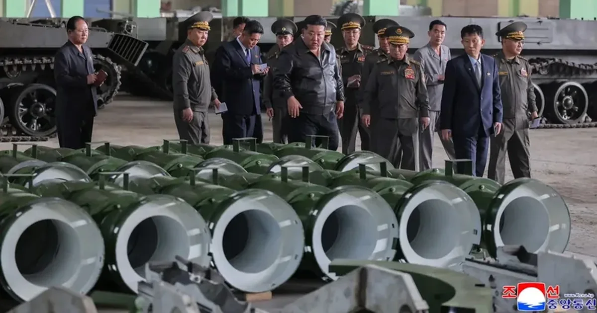 Koreja e Veriut  Kim Jong Un inspekton anijen e re të aftë të mbajë armë bërthamore