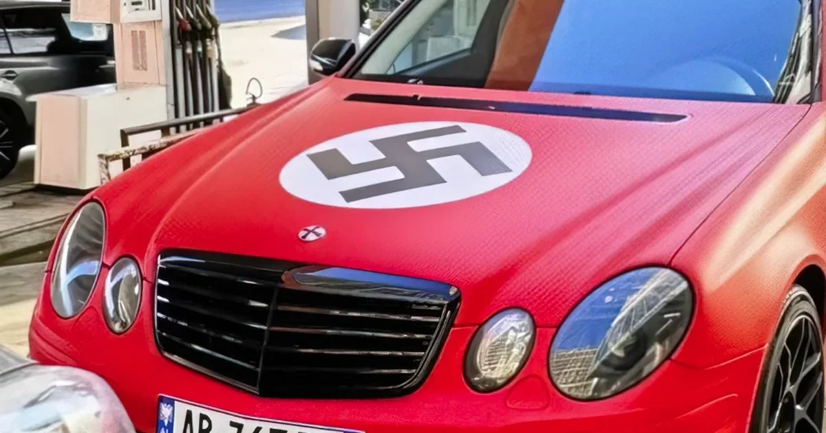 Policia në kërkim të makinës me simbole naziste në Tiranë  nisin hetimet për pronarin shqiptar