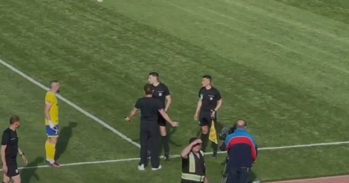 VIDEO   Skandal në  Elbasan Arena   ndërpritet AF Elbasani Tirana  Gjyqtari Juxhin Xhaja goditet me shishe plastike 