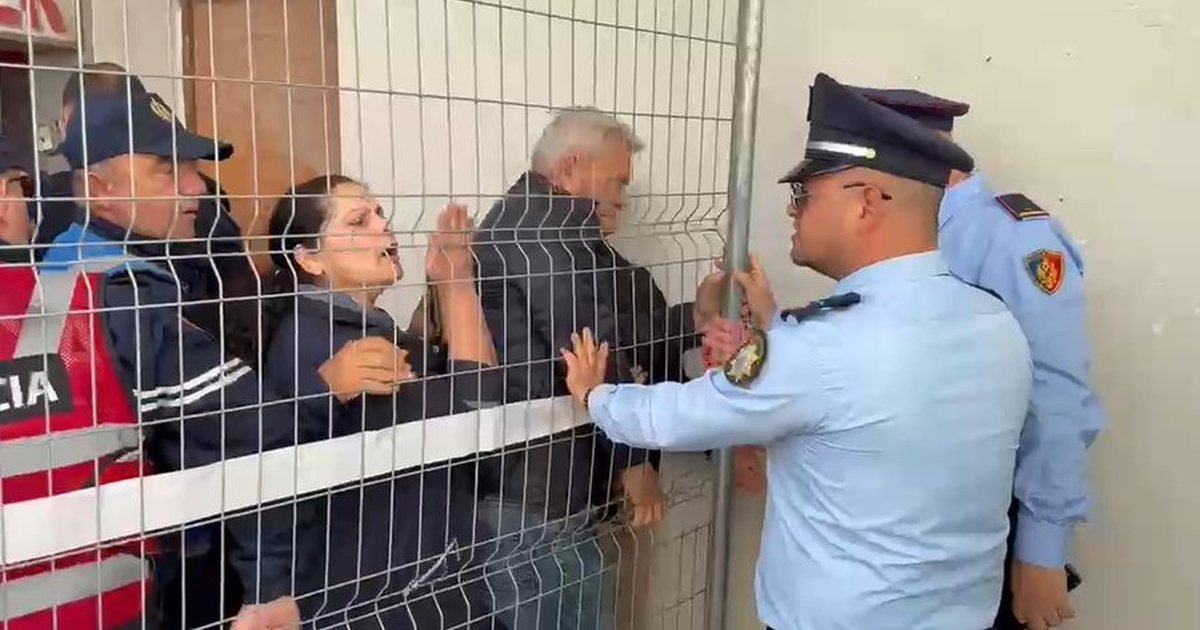 Mbyllet tregu i madh i Vlorës pasi do të rehabilitohet  tregtarët përplasen me policinë  kërkojnë takim me kryetaren e Bashkisë