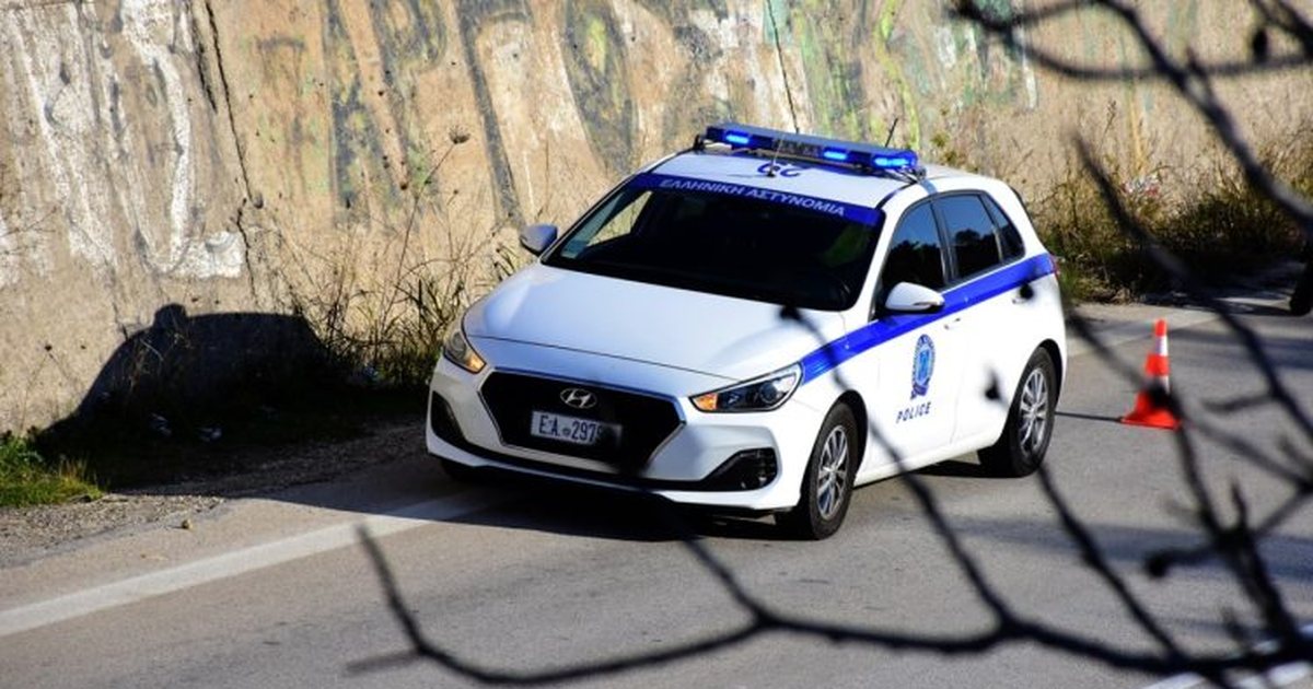 Me kallashnikov dhe të maskuar  tre persona grabisin bankën në Greqi  marrin mbi 200 mijë euro
